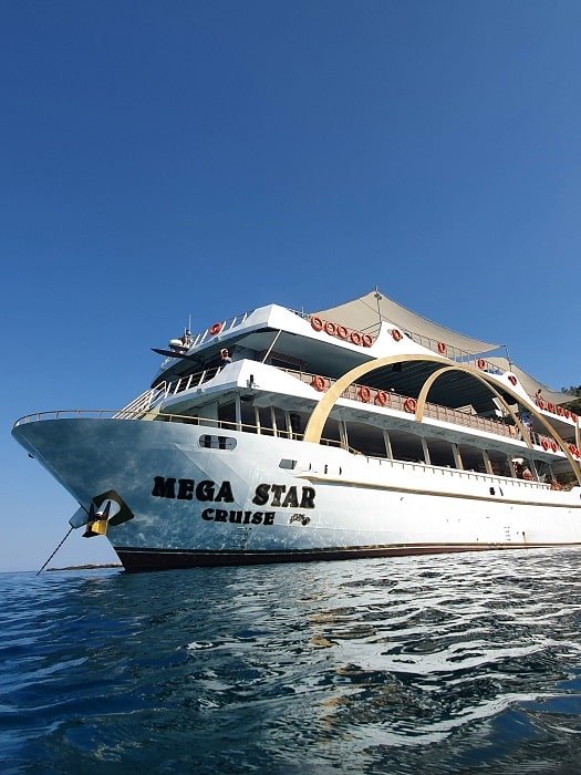 Морская прогулка на яхте Mega Star