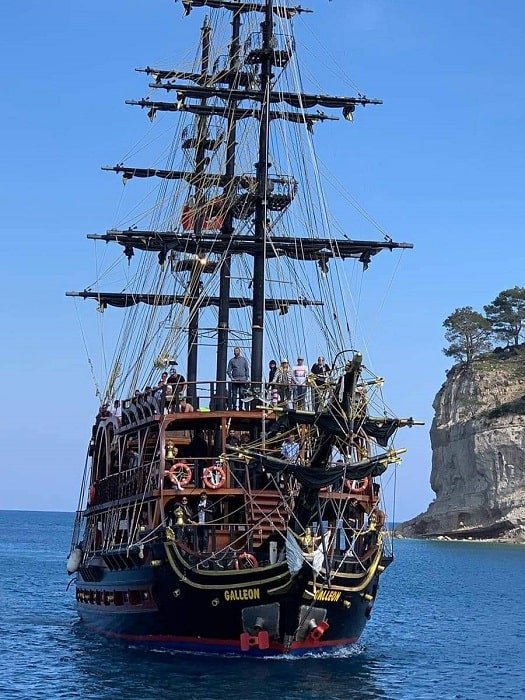 Морская прогулка на пиратской яхте в Белека