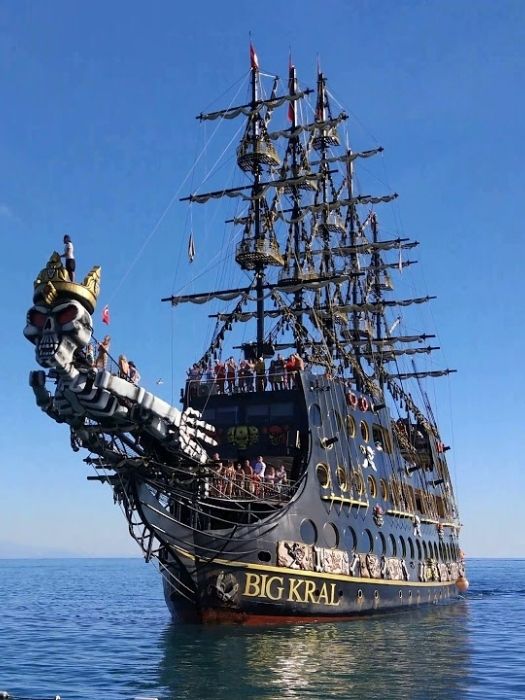 Пиратский корабль Big Kral в Аланье